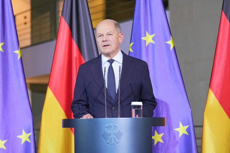 Foto: Olaf Scholz hält ein Presse-Statement ab