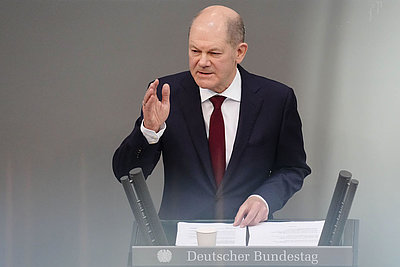 Foto: Olaf Scholz hält im Bundestag eine Regierungserklärung