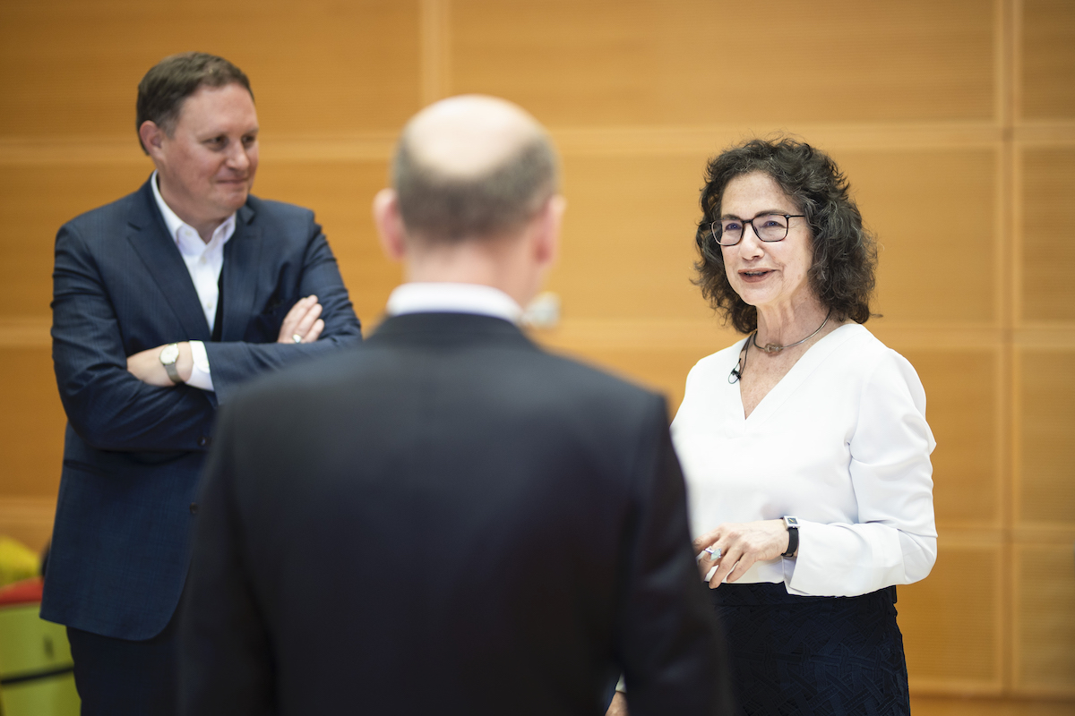 Foto: Carsten Brosda, Olaf Scholz und Susan Neiman im Gespräch