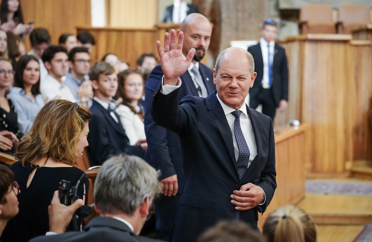 Foto: Olaf Scholz winkt den Zuhörern an der Karls-Universität nach seiner europapolitischen Rede. 