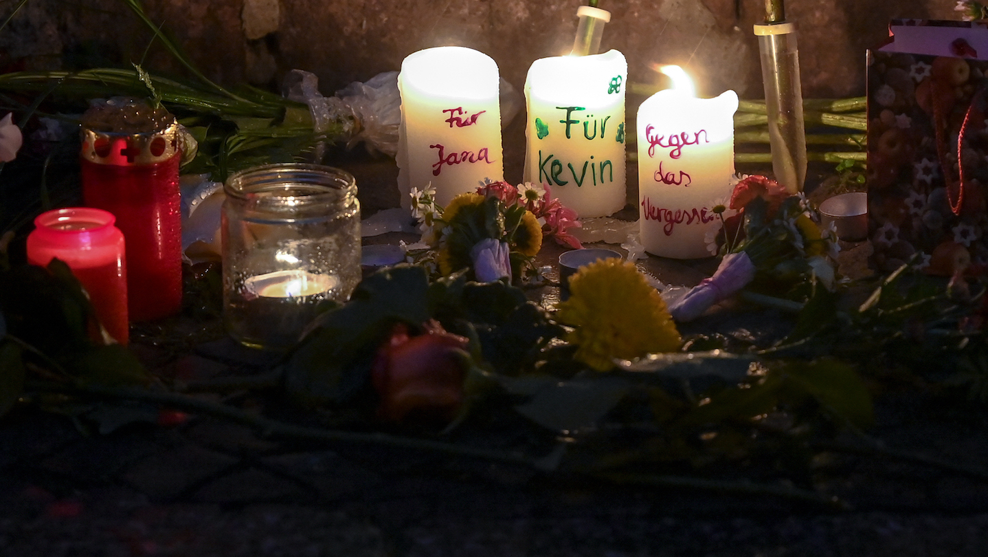 Foto: Kerzen brennen zum Gedenken an den Terroranschlag vor Halle/Saale vor der Synagoge.