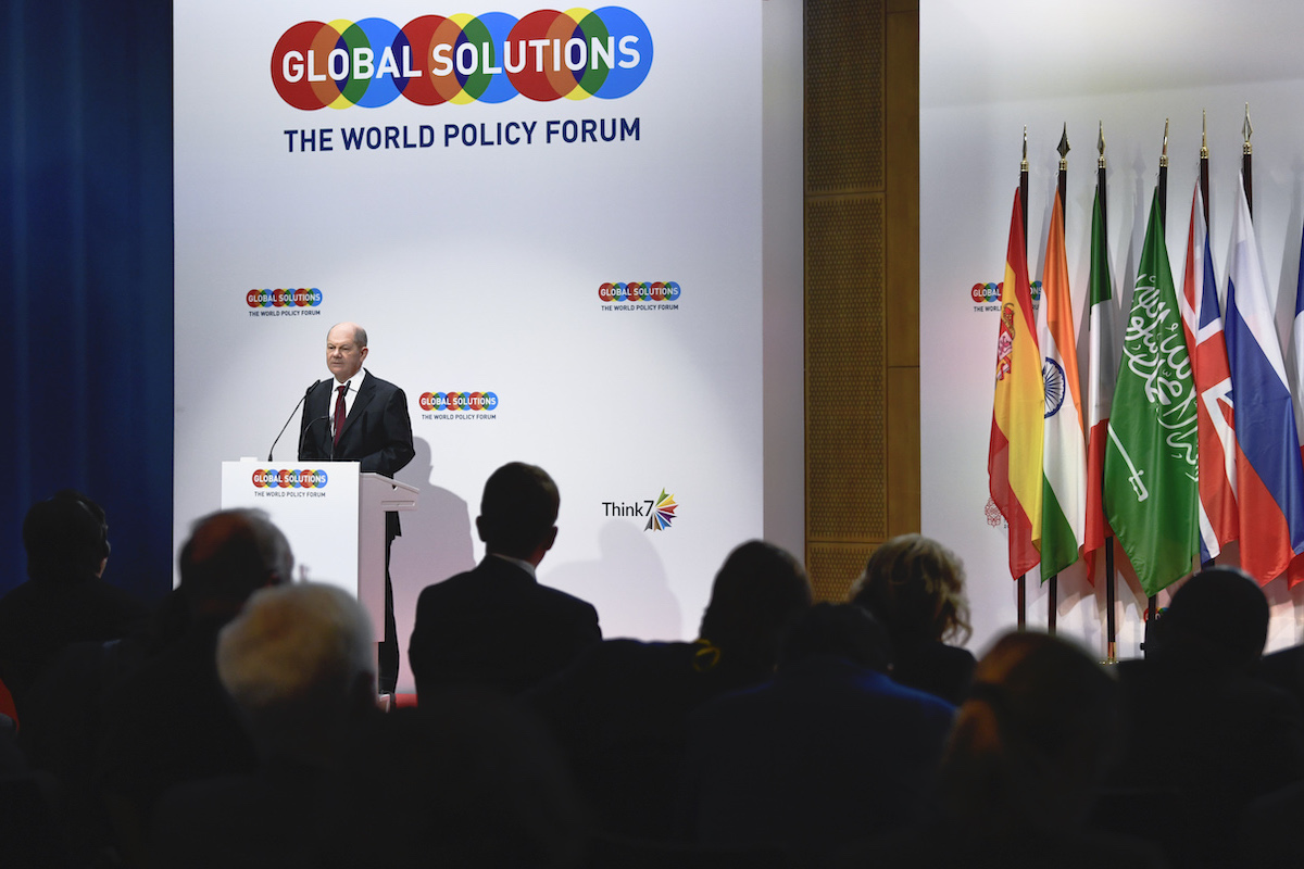 Foto: Olaf Scholz spricht während des Global Solutions Summit 2022