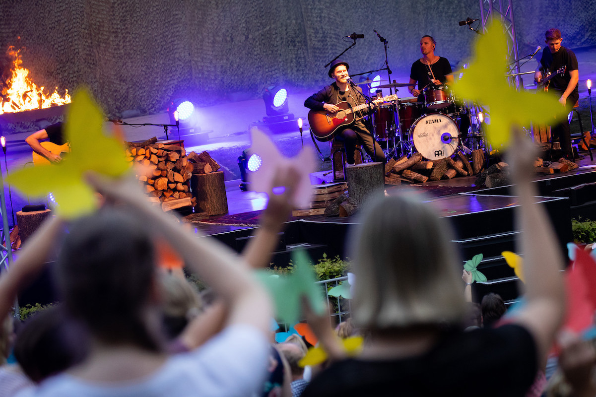 Foto: Johannes Oerding steht mit and bei Konzert auf der Open Air Bühne im Stadtpark Hamburg 