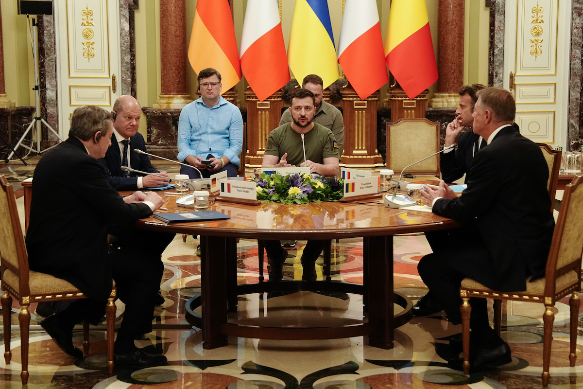 Foto: Selenskyj spricht am runden Tisch mit Scholz, Macron, Draghi und Iohannis