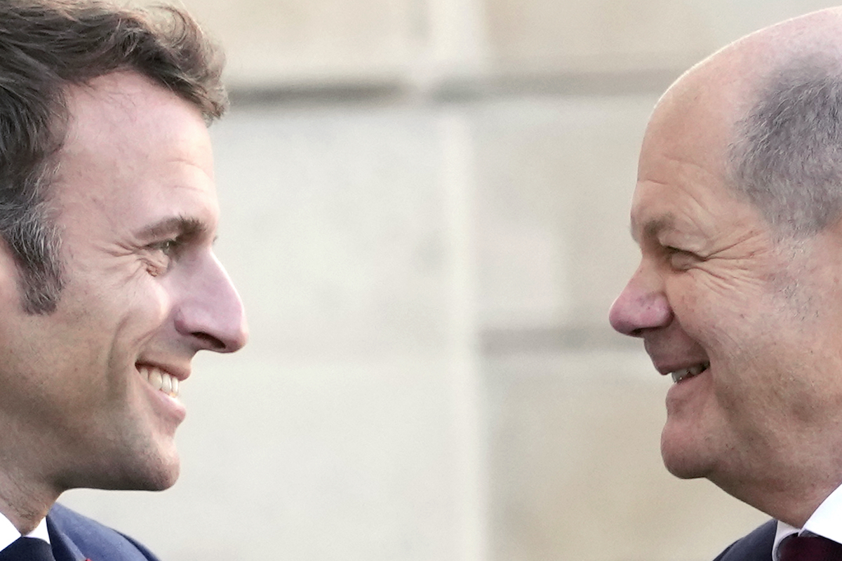 Foto: Emmanuel Macron und Olaf Scholz im Gespräch