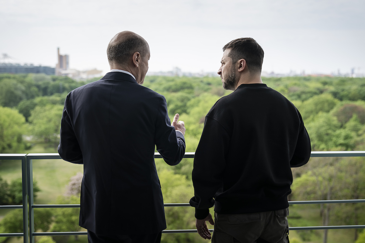 Foto: Olaf Scholz steht mit Wolodymyr Selensky am Balkon im Kanzleramt 