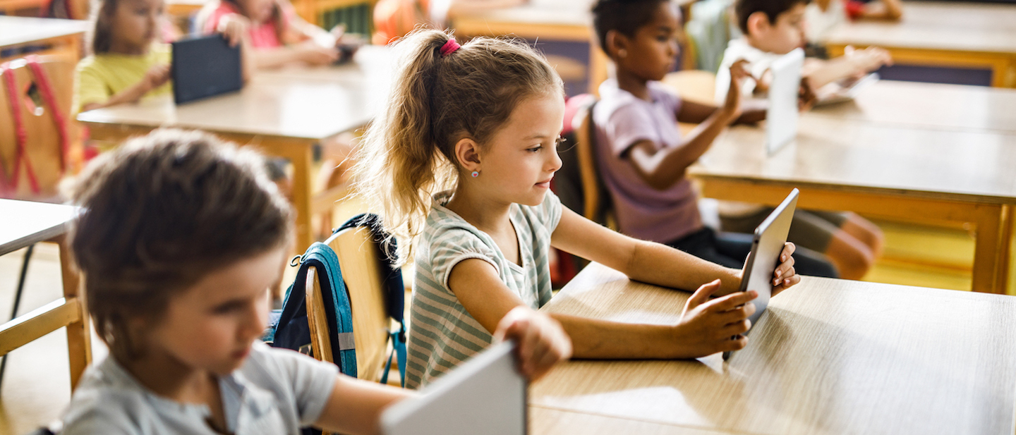 Foto: Schüler:innen lernen mit Laptops