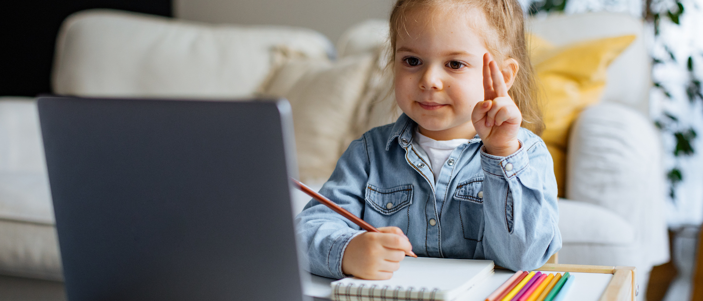 Foto: Kleines Mädchen lernt am Laptop