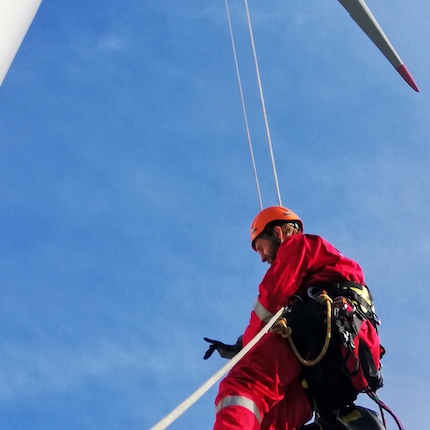 Foto: Industriekletterer arbeitet an einer Windkraftanlage